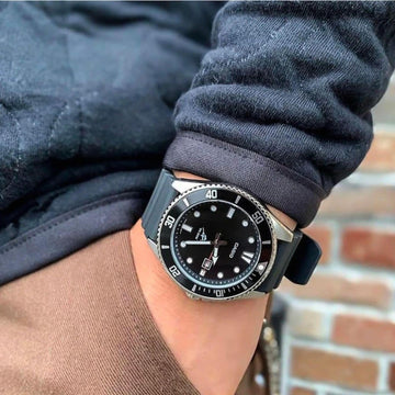 Καταδυτικό ρολόι CASIO MDV-107-1A1VEF με μαύρο λουράκι από καουτσούκ, μαύρο καντράν με φωσφορίζον δείκτες, περιστρεφόμενη στεφάνη σε μαύρο χρώμα και ένδειξη ημερομηνίας.